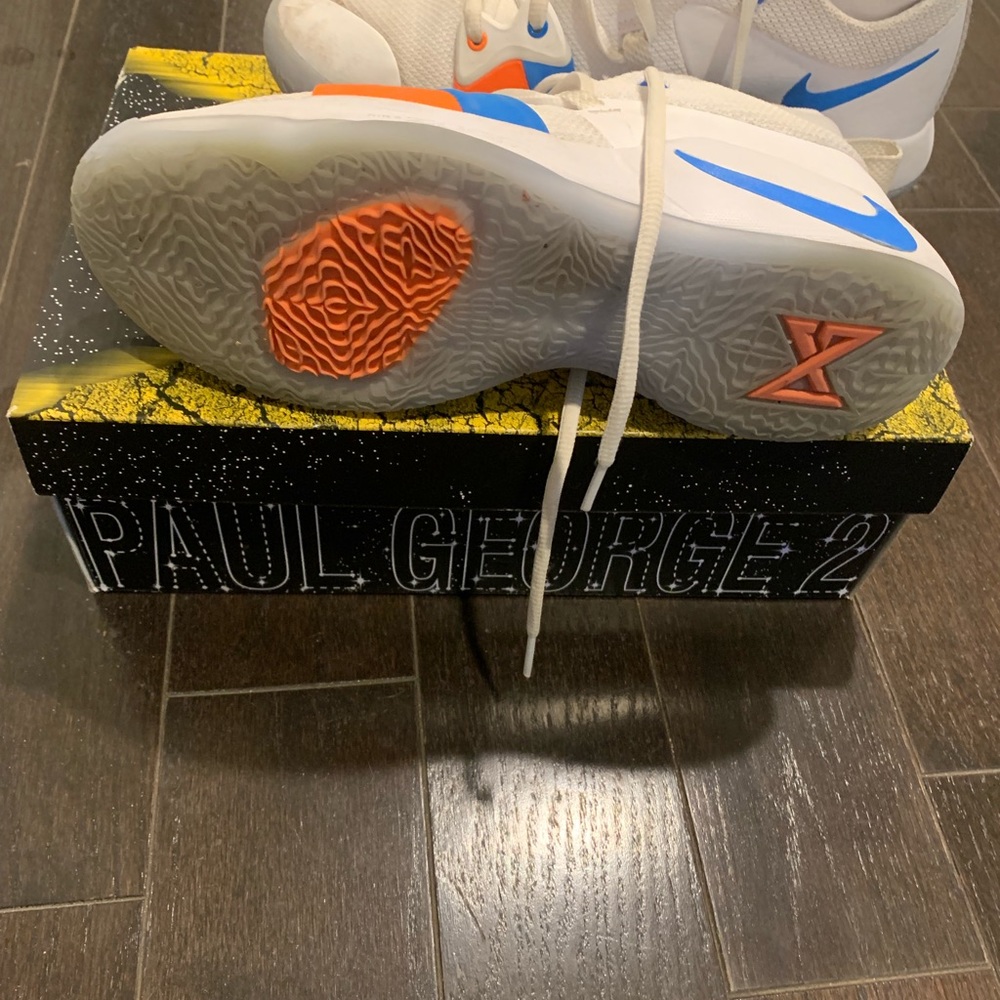 Basketball shoes